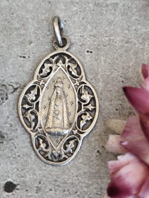 Antique médaille religieuse en argent de notre dame de Vassivière .