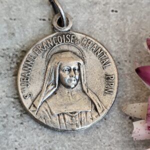 Médaille religieuse antique catholique française en métal argenté pendentif médaillon de Saint François de Sales et Jeanne de Chantal.