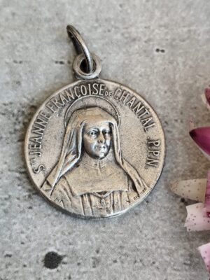 Médaille religieuse antique catholique française en métal argenté pendentif médaillon de Saint François de Sales et Jeanne de Chantal.