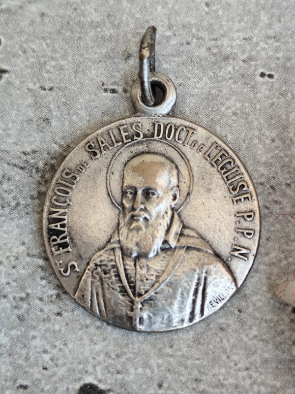 Médaille religieuse antique catholique française en métal argenté pendentif médaillon de Saint François de Sales et Jeanne de Chantal. – Image 2