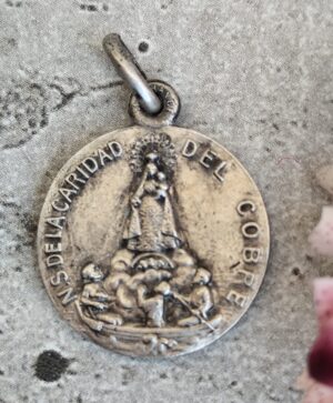 Antique médaille religieuse virgen de la caridad del cobre ,patronne de Cuba.