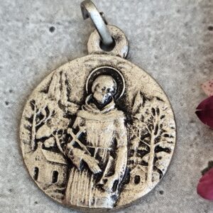 Médaille de saint François d'Assise et sainte claire ronde de couleur argentée, Protecteur des animaux et de l'environnement