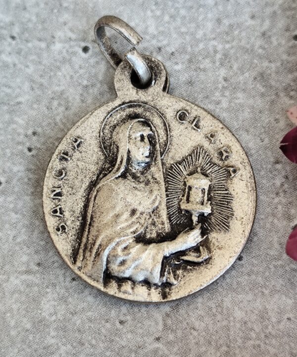 Médaille de saint François d'Assise et sainte claire ronde de couleur argentée, Protecteur des animaux et de l'environnement – Image 2
