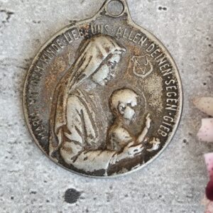 Médaillon religieux catholique français en métal argenté médaillon avec Saint Jésus-Christ et la Sainte Vierge Marie.