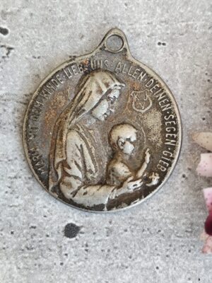 Médaillon religieux catholique français en métal argenté médaillon avec Saint Jésus-Christ et la Sainte Vierge Marie.