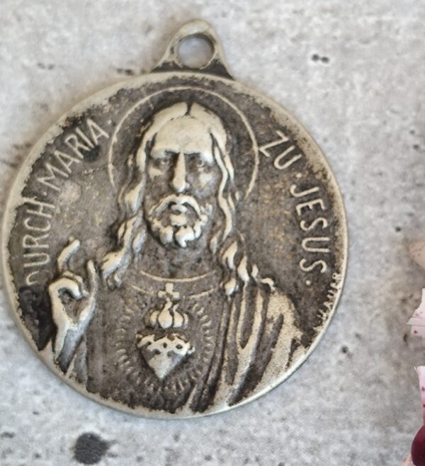 Médaillon religieux catholique français en métal argenté médaillon avec Saint Jésus-Christ et la Sainte Vierge Marie. – Image 2