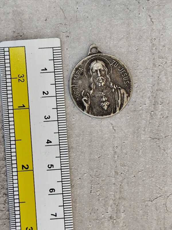 Médaillon religieux catholique français en métal argenté médaillon avec Saint Jésus-Christ et la Sainte Vierge Marie. – Image 3