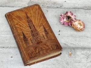 Antique missel de sainte Bernadette de 1934