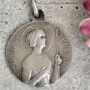 Antique médaille religieuse de sainte solange de couleur argent.