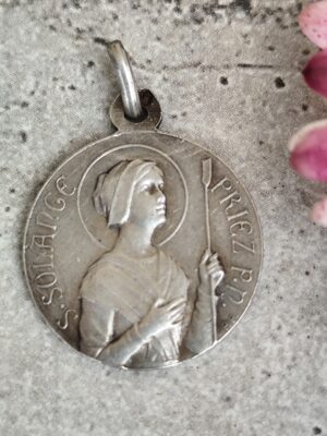 Antique médaille religieuse de sainte solange de couleur argent.