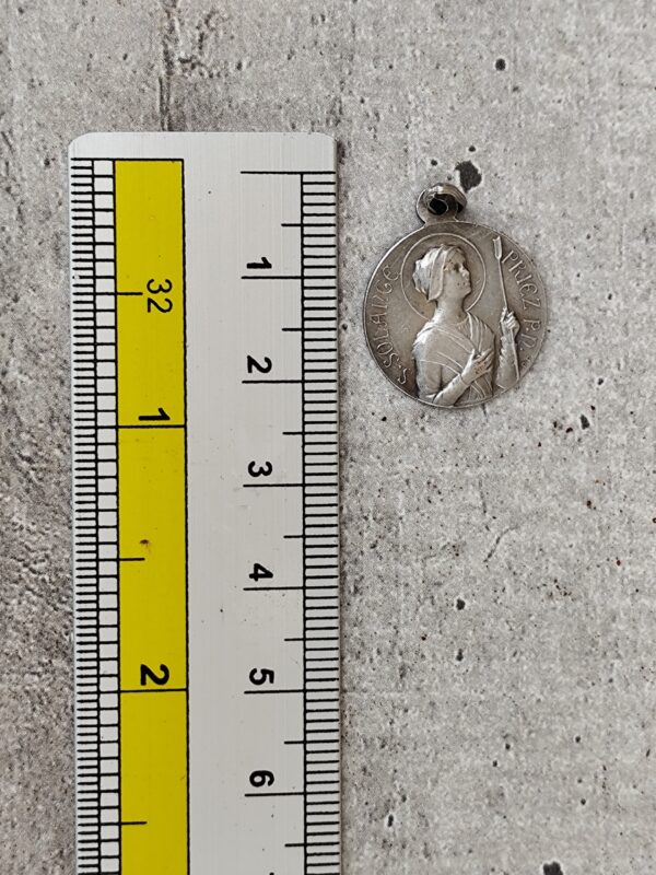 Antique médaille religieuse de sainte solange de couleur argent. – Image 3