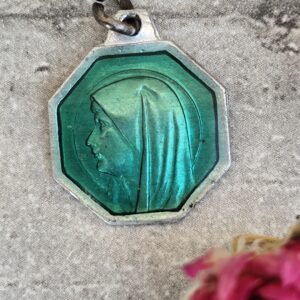 Médaille de la Vierge Marie de lourdes de couleur verte .