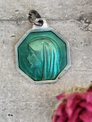 Médaille de la Vierge Marie de lourdes de couleur verte .