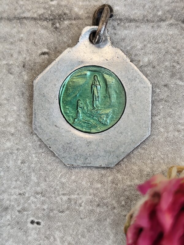 Médaille de la Vierge Marie de lourdes de couleur verte . – Image 2