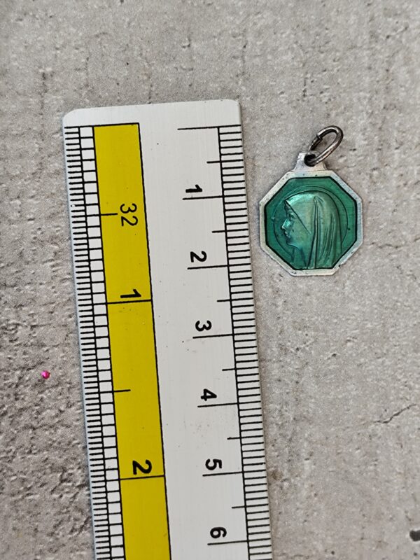 Médaille de la Vierge Marie de lourdes de couleur verte . – Image 3