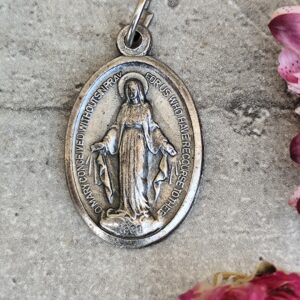 Ancienne médaille miraculeuse de la vierge Marie .