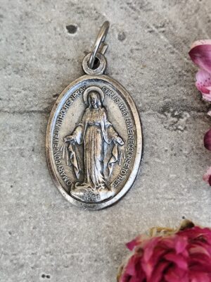 Ancienne médaille miraculeuse de la vierge Marie .
