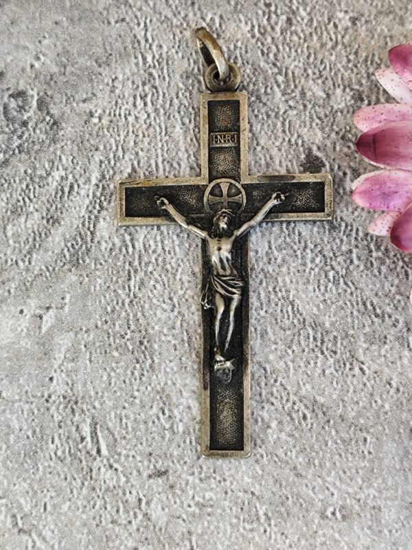 Antique pendentif croix religieuse avec des roses de couleur argent crucifix Jésus Christ – Image 3