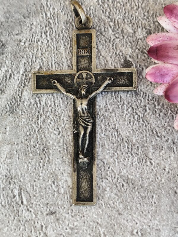 Antique pendentif croix religieuse avec des roses de couleur argent crucifix Jésus Christ – Image 2