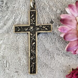 Antique pendentif croix religieuse avec des roses de couleur argent crucifix Jésus Christ