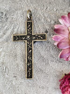 Antique pendentif croix religieuse avec des roses de couleur argent crucifix Jésus Christ