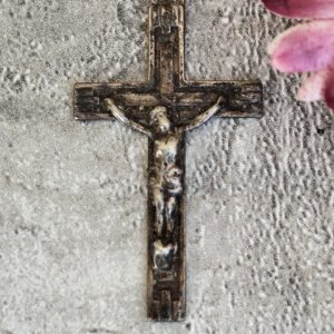 Ancienne croix  religieuse crucifix religieux de couleur  argent souvenir de lourdes