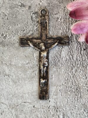 Ancienne croix  religieuse crucifix religieux de couleur  argent souvenir de lourdes