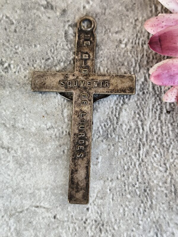 Ancienne croix  religieuse crucifix religieux de couleur  argent souvenir de lourdes – Image 2