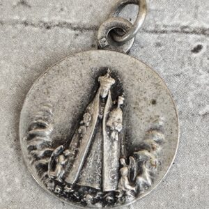 Antique médaille religieuse notre dame de Fourvière entourée de ses anges
