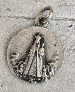 Antique médaille religieuse notre dame de Fourvière entourée de ses anges
