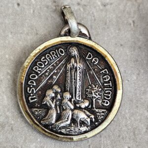 Médaille reliquaire de relique de sanctuaire catholique plaqué argent religieux Sainte Vierge Marie de Fatima avec terre de Fatima