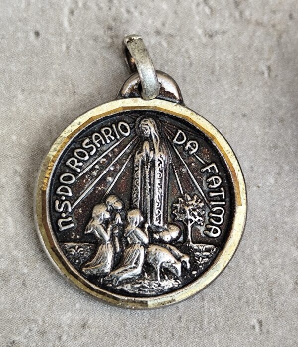 Médaille reliquaire de relique de sanctuaire catholique plaqué argent religieux Sainte Vierge Marie de Fatima avec terre de Fatima