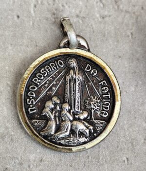 Médaille reliquaire de relique de sanctuaire catholique plaqué argent religieux Sainte Vierge Marie de Fatima avec terre de Fatima
