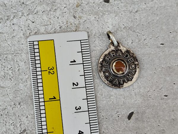 Médaille reliquaire de relique de sanctuaire catholique plaqué argent religieux Sainte Vierge Marie de Fatima avec terre de Fatima – Image 3