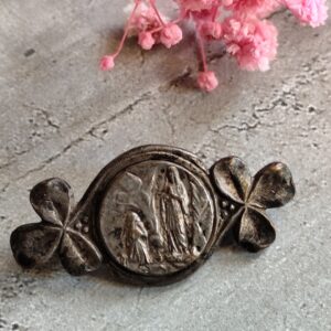 Antique broche religieuse de la Vierge Marie de Lourdes