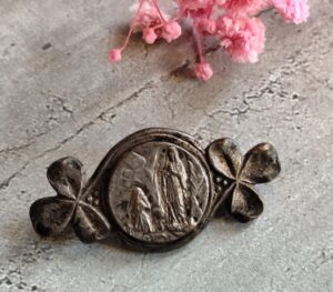 Antique broche religieuse de la Vierge Marie de Lourdes