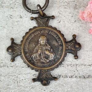 Médaillon religieux vintage – Croix Sacré-Cœur de Jésus Montmartre – Art sacré ancien