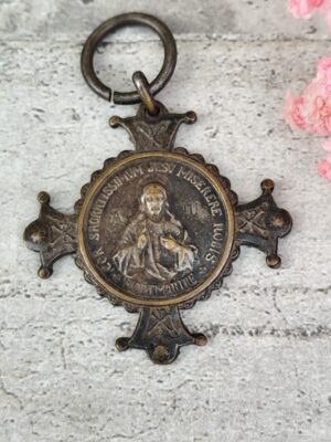 Médaillon religieux vintage – Croix Sacré-Cœur de Jésus Montmartre – Art sacré ancien