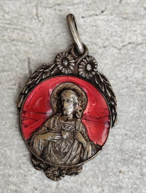 Antique médaille religieuse de Jésus Christ sacré coeur en émail rouge .