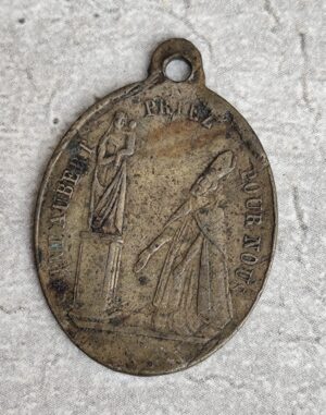 Antique médaille religieuse de Saint Aubert et la sainte Trinité en laiton