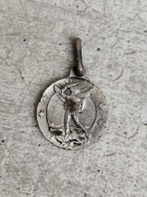 Antique médaille religieuse de Saint Michel