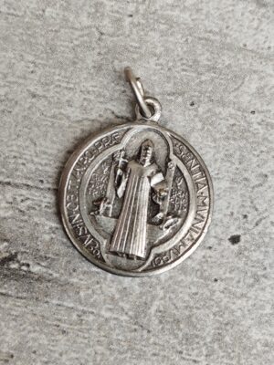 Antique médaille religieuse de saint Benoît.