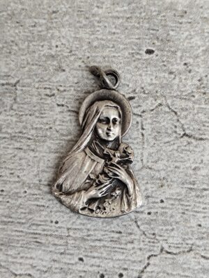 Antique médaille religieuse de sainte Thérèse.