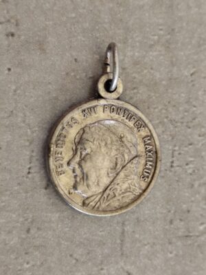 Antique médaille religieuse du pape Saint Benoît.