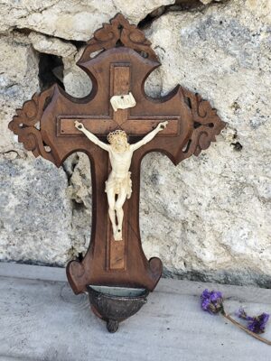 Ancien bénitier Jesus Christ en bois et métal
