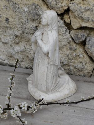 Statue ancienne Sainte Bernadette 26 cm – Plâtre religieux vintage – Figurine catholique décorative