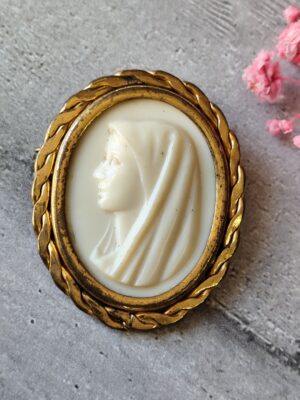 Broche camée Vierge ancienne – monture dorée