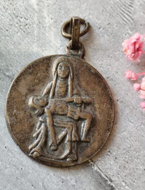 Médaille ancienne – Pietà (Vierge tenant le Christ)