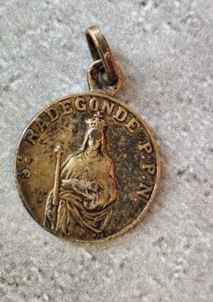 Médaille ancienne de Sainte Radegonde – Protection, guérison et douceur spirituelle