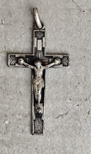 Croix religieuse vintage en métal patiné – pendentif ancien